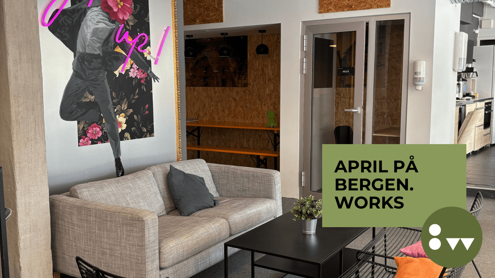 Sofa, stole rog bord med et kult bilde på Bergen.Works